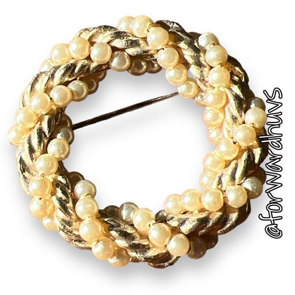 Vintage Gold Tone Wreath Brooch with Pearl Beads - Picture 3 of 9